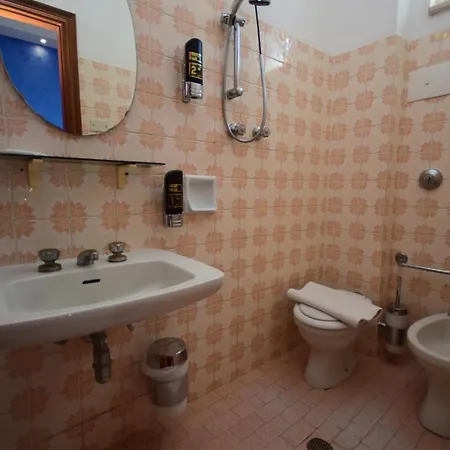 Como Hotell 2*